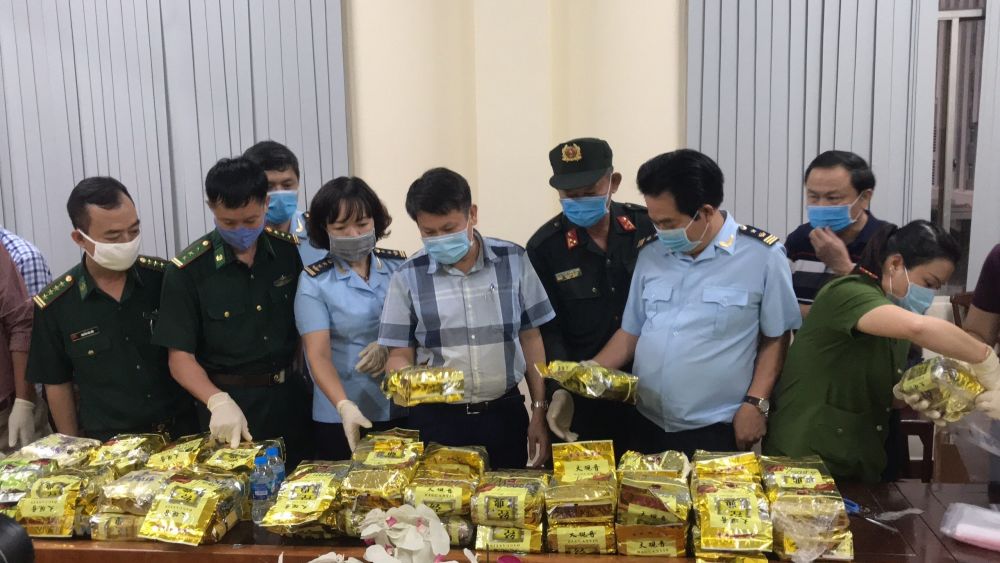 Công an Việt Nam triệt phá một đường dây buôn ma túy xuyên quốc gia lớn do người Hàn Quốc cầm đầu tháng 8/2020. (Nguồn: TTXVN)
