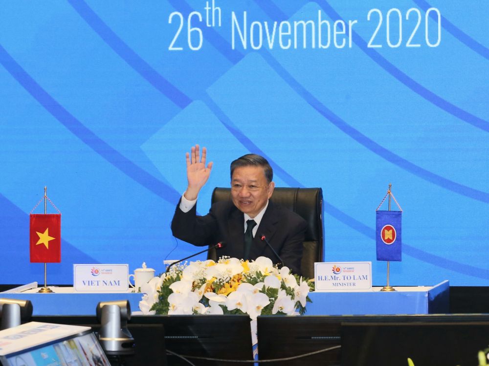 (11.26) Bộ trưởng Bộ Công an, Đại tướng Tô Lâm chào đại diện các nước ASEAN tại phiên toàn thể AMMTC 14 ngày 26/11. (Nguồn: CAND)