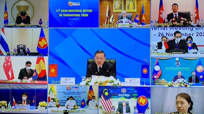 Dưới sự chủ trì của Bộ trưởng Tô Lâm, các Bộ trưởng ASEAN phụ trách phòng, chống tội phạm xuyên quốc gia thảo luận tại phiên họp toàn thể hội nghị AMMTC 14 ngày 26/11. (Nguồn: CAND)