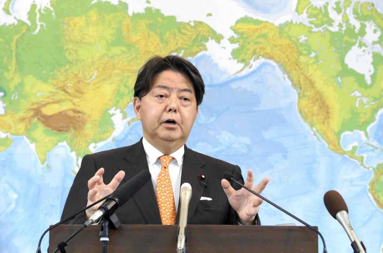 Ngoại trưởng Nhật Bản Hayashi Yoshimasa nói về lời mời của người đồng cấp Trung Quốc Vương Nghị. (Nguồn: The Japan Times)