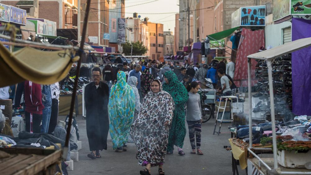 (12.13) Người dân mua sắm tại một khu chợ ở thành phố chính Laayoune, khu vực Tây Sahara. (Nguồn: AFP)