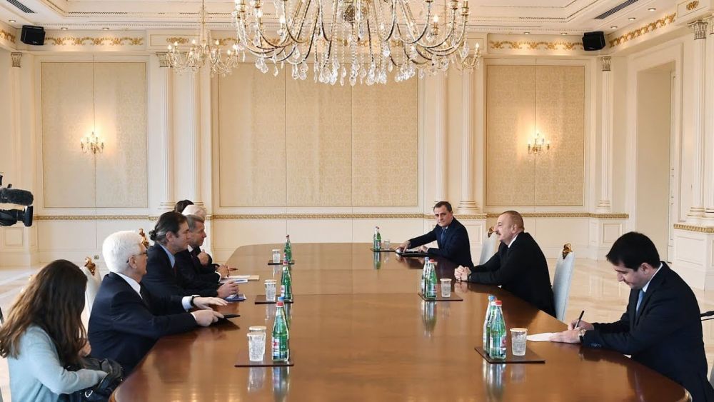 (12.13) Tổng thống Azerbaijan Aliyev trong thảo luận với hai đồng sáng lập Nhóm Minsk ngày 12.12. (Nguồn: Văn phòng Tổng thống Azerbaijan)