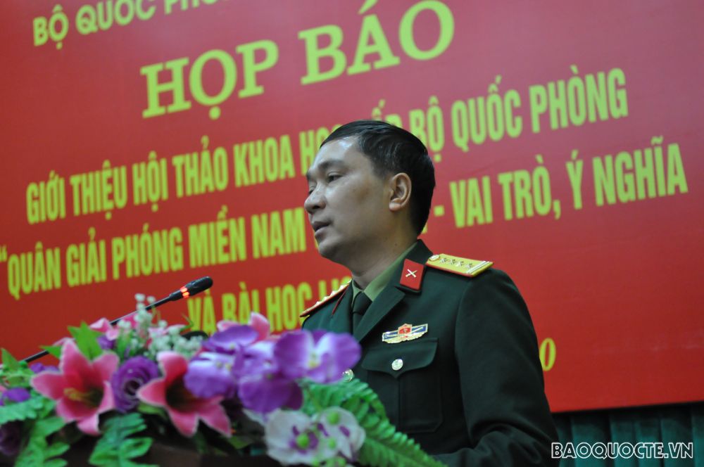 Đại tá Trần Ngọc Anh, Phó Cục trưởng Cục Tuyên huấn Bộ Quốc phòng phát biểu tại Họp báo. (Ảnh: Minh Quân)