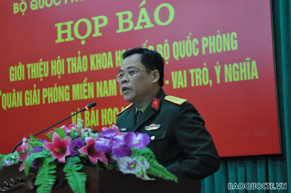 Đại tá Nguyễn Văn Sáu, Phó Viện trưởng Viện Lịch sử Quân sự Việt Nam thông tin về Hội thảo khoa học. (Ảnh: MInh Quân)