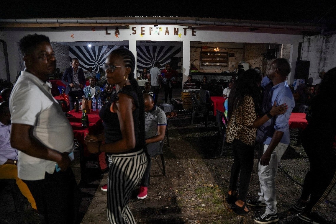(12.29) Người dân nhảy điệu Rumba tại một quán bar ở thủ đô Kishasa (Nguồn: Reuters)