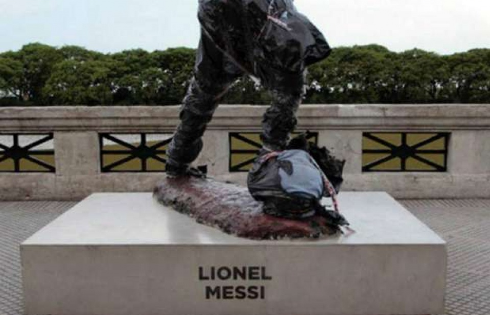 Tượng Messi tại Argentina bị cưa đôi