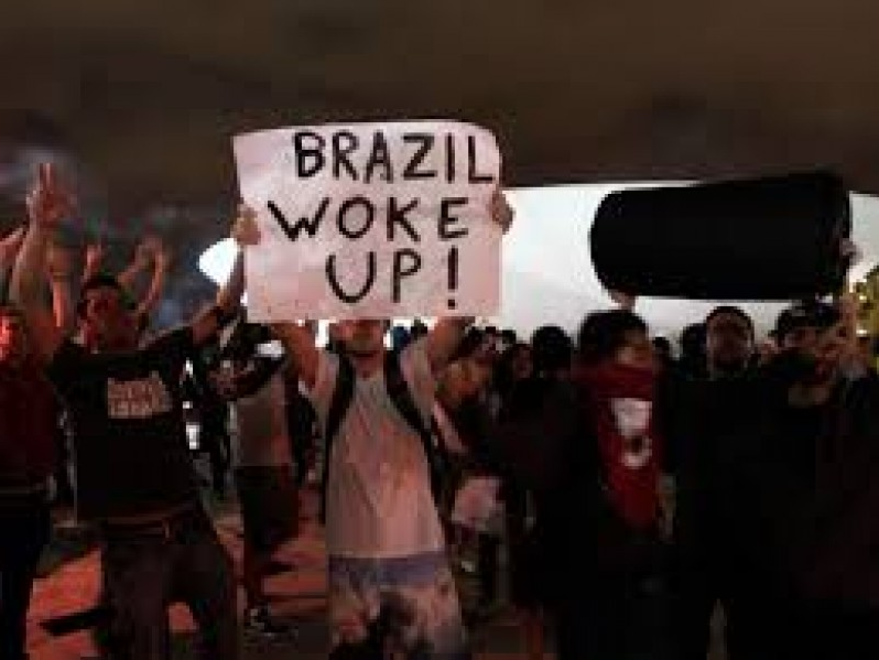 Brazil đang lún sâu vào khủng hoảng chính trị