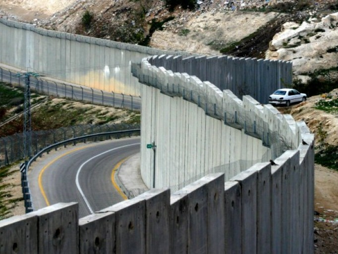 Bị đe dọa, Israel... xây tường