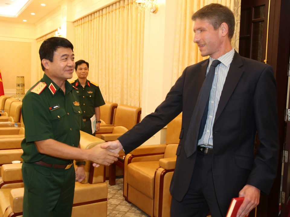Phó Tổng Tham mưu trưởng QĐND Việt Nam tiếp Đại sứ Anh