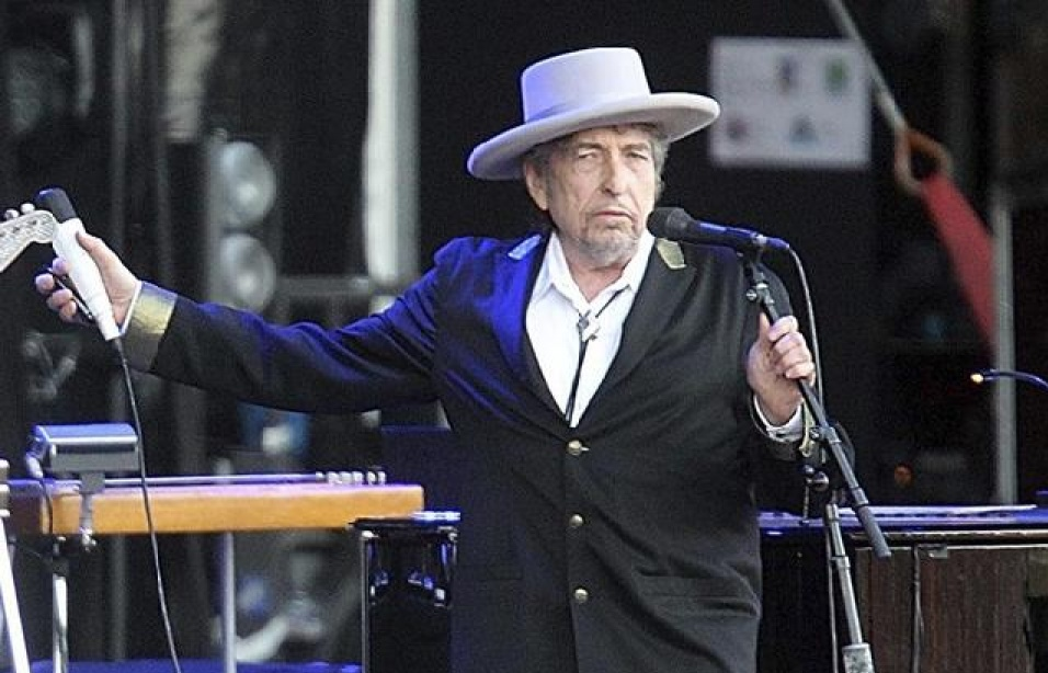 Cuối cùng, ca sĩ Bob Dylan đã nhận giải Nobel Văn học
