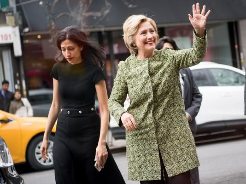 FBI có thể điều tra email của trợ lý cho bà Clinton