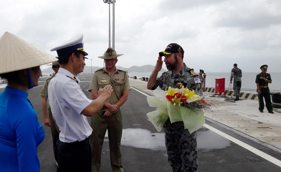 Tàu Hải quân Australia thăm kỹ thuật cảng Cam Ranh
