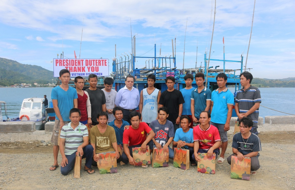 Tổng thống Philippines chủ trì lễ trao trả tàu cá và ngư dân Việt Nam