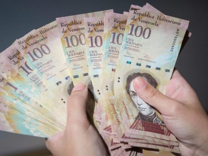Venezuela kéo dài thời hạn ngừng lưu hành đồng 100 Bolivar