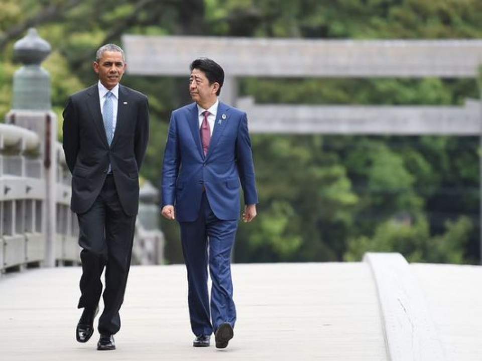 Thủ tướng Abe đặt hoa tưởng niệm các nạn nhân trận Trân Châu Cảng