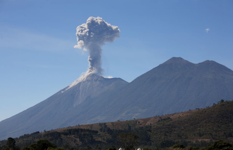 Guatemala: Núi lửa Fuego phun trào mạnh