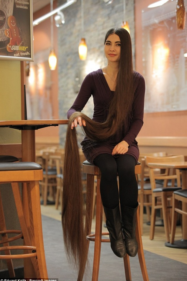Người phụ nữ có mái tóc dài 2,2 mét và nặng 2kg