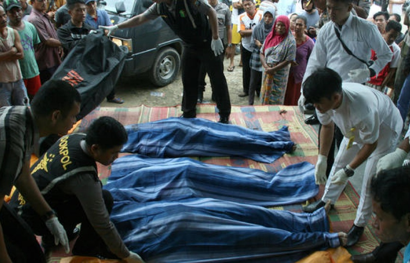 Đắm tàu ở Indonesia: Bắt giữ 2 thuyền viên, hàng chục người mất tích