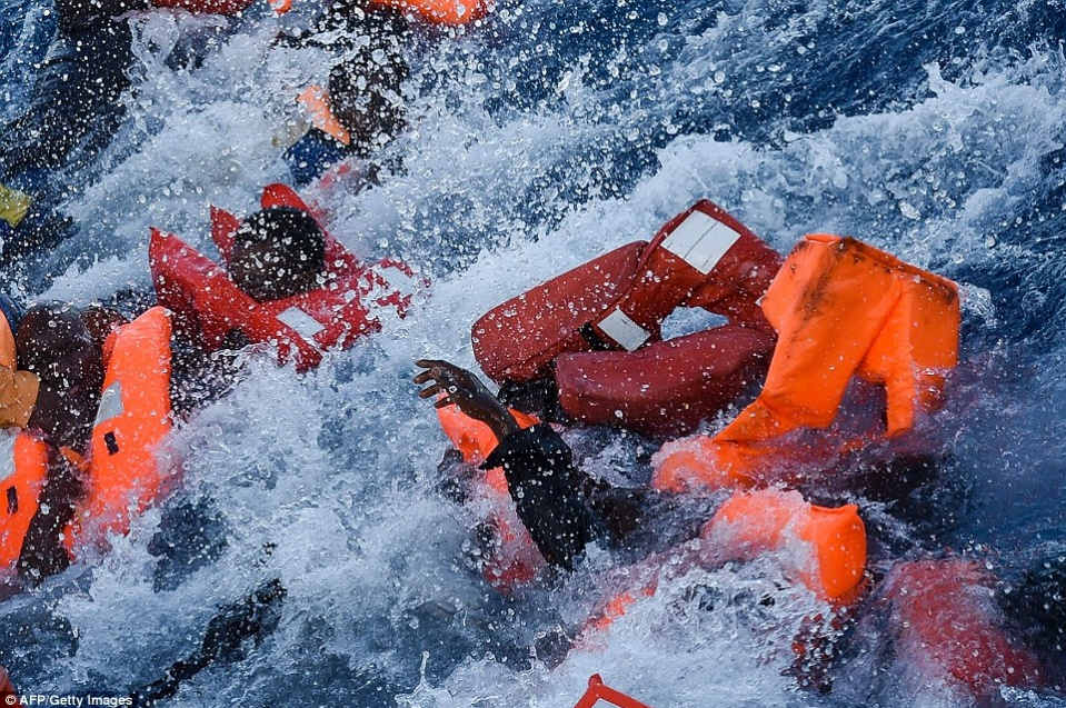 Ít nhất 240 người di cư chết đuối ngoài khơi Libya