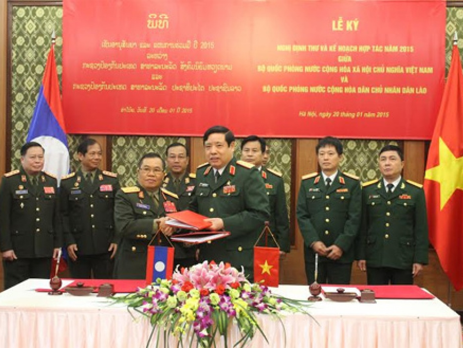 Việt Nam hỗ trợ trang thiết bị, khí tài thông tin cho quân đội Lào