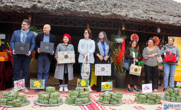 cac nha ngoai giao hao hung trai nghiem goi banh chung cung nguoi dan ha noi