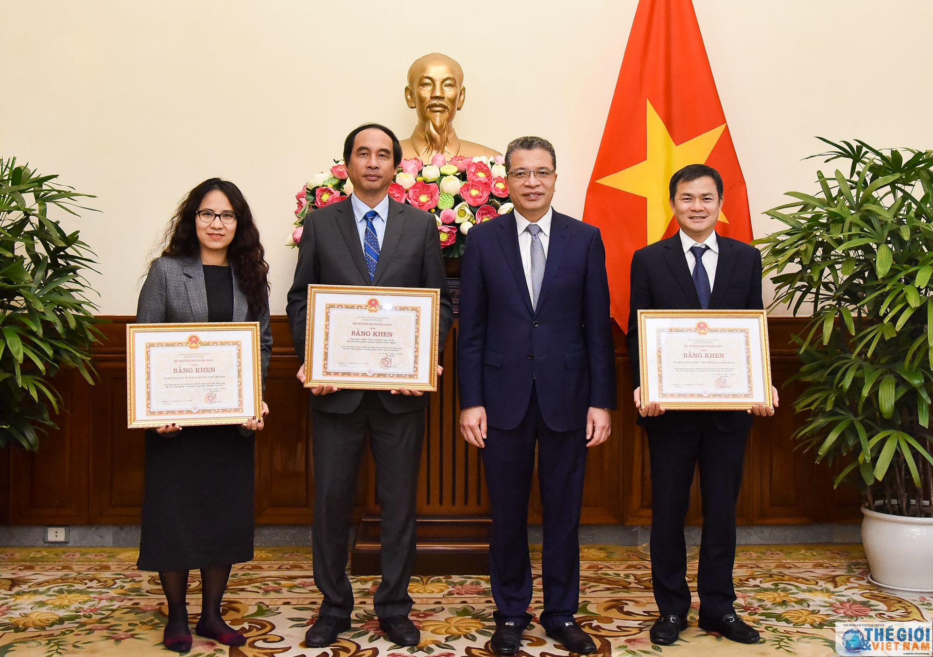 bo ngoai giao trao bang khen cho don vi dong gop vao hoi nghi hop tac trung dong chau phi