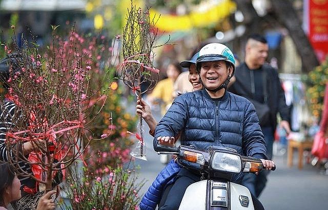 Người Hà Nội sắm Tết ở chợ hoa lâu đời nhất thủ đô