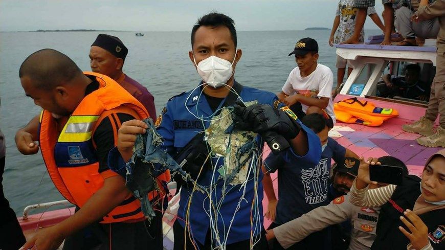 Chiếc Boeing 737-500 của hãng Sriwijaya Air đã bị rơi không lâu sau khi cất cánh. Những mảnh vỡ đầu tiên của máy bay đã được tìm thấy. (Nguồn: AFP)