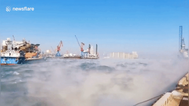 Cận cảnh làn khói trắng bốc lên từ mặt biển ở thành phố Thanh Đảo
