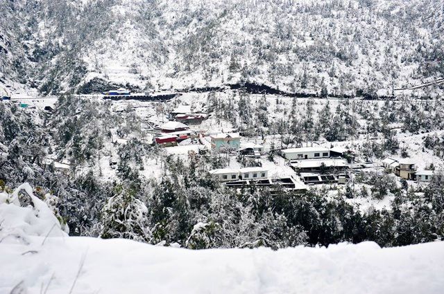 Nhìn từ lưng đèo Ô Quý Hồ, cả thung lũng chìm trong tuyết trắng. Ảnh: Phạm Quang Vinh