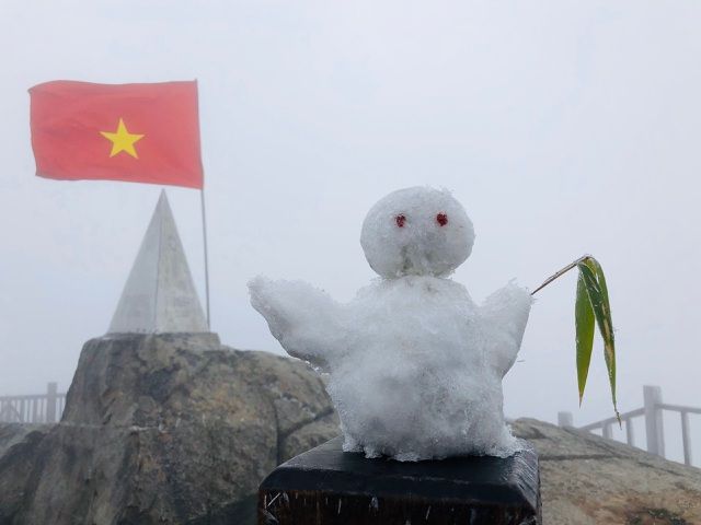 Đặp người tuyết trên đỉnh chóp 3.143m năm 2020. Ảnh: Nguyễn Xuân Chiến