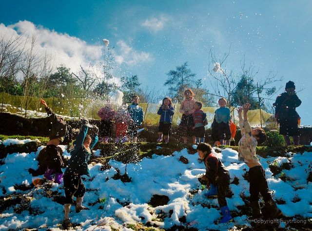 Hình ảnh trẻ em chơi tuyết ở bản Sâu Chua (xã Sa Pả, Sa Pa) trong đợt rét kỷ lục năm 2016. Ảnh: Huy Trường