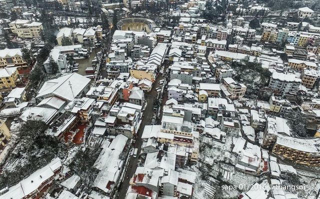 Thị trấn Sa Pa chìm trong tuyết không khác gì châu Âu. Ảnh: Thắng Sói