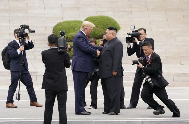 Một trong những di sản trong nhiệm kỳ của ông Trump là chính sách cải thiện quan hệ với Triều Tiên nhằm hướng đến mục tiêu phi hạt nhân hóa bán đảo Triều Tiên. Tuy nhiên, sau các hội nghị thượng đỉnh giữa hai nhà lãnh đạo, các cuộc đàm phán giữa hai bên vẫn bế tắc. Trong ảnh: Tổng thống Donald Trump bắt tay nhà lãnh đạo Triều Tiên Kim Jong-un ở phi quân sự liên Triều, Bàn Môn Điếm hôm 30/6/2019. 
