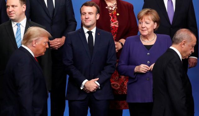 Tổng thống Trump chuẩn bị chụp ảnh lưu niệm cùng các lãnh đạo tại hội nghị thượng đỉnh NATO diễn ra ở Anh hôm 4/12/2019. Trong nhiệm kỳ của ông, mối quan hệ giữa Mỹ với các đồng minh NATO có xu hướng rạn nứt khi ông cho rằng Washington phải gánh chi phí an ninh thay cho các nước khác.