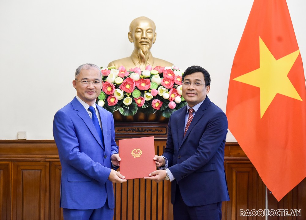 Thứ trưởng Nguyễn Minh Vũ trao quyết định điều động cán bộ lãnh đạo, quản lý