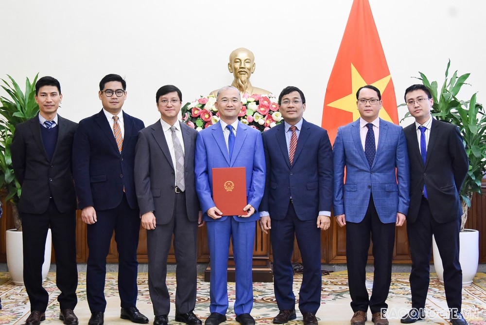 Thứ trưởng Nguyễn Minh Vũ trao quyết định điều động cán bộ lãnh đạo, quản lý