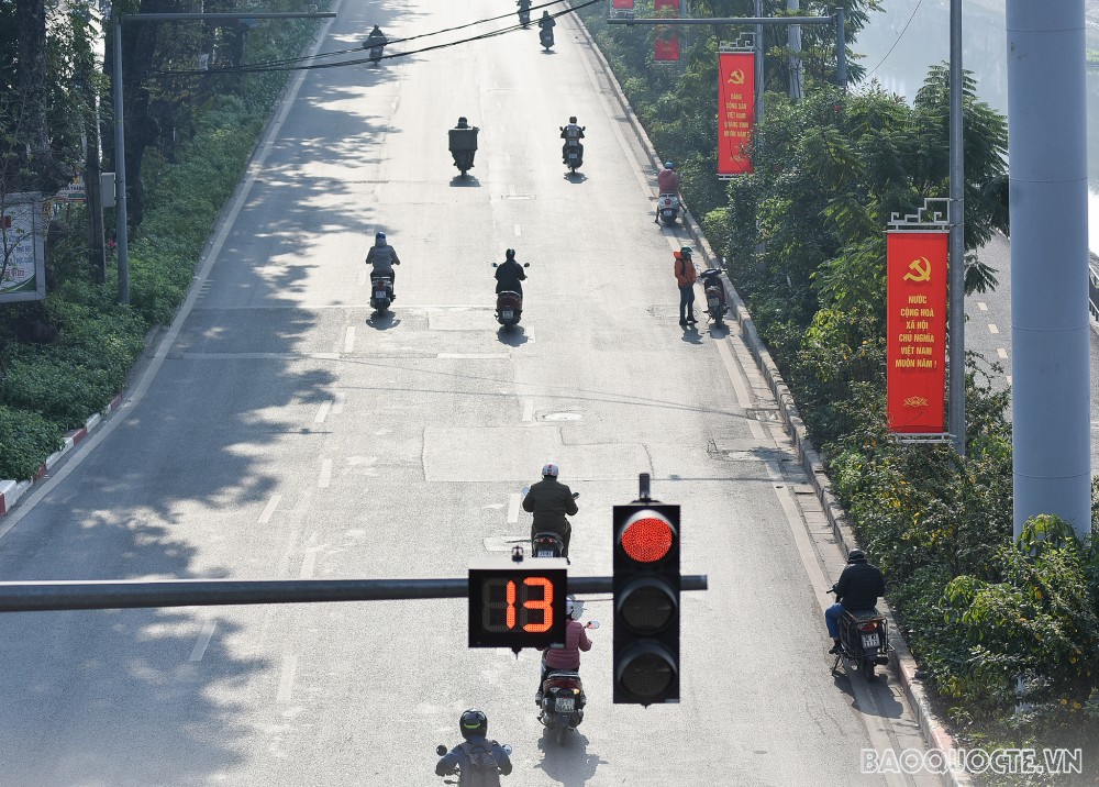 Đường phố Hà Nội rực rỡ cờ hoa chào mừng Đại hội XIII của Đảng