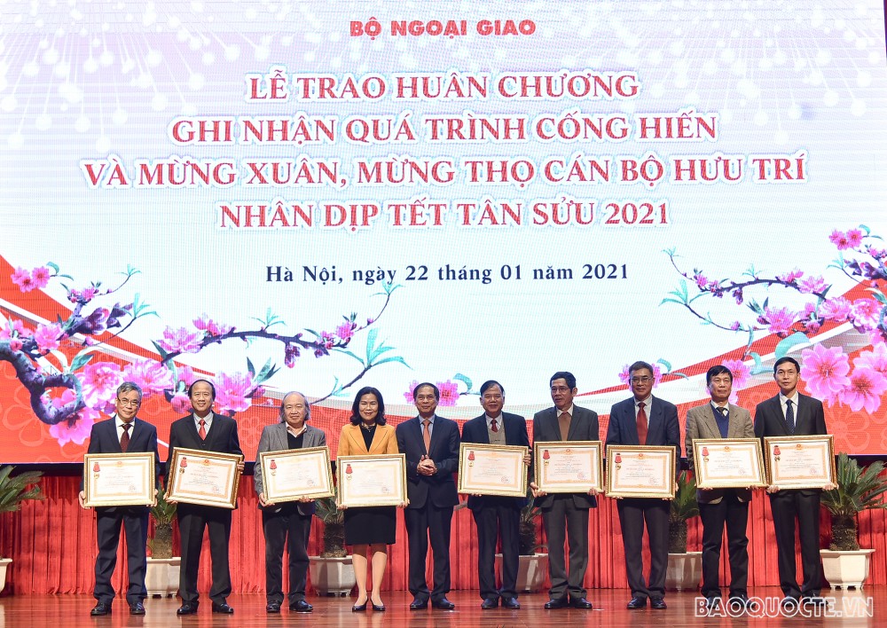 Phó Thủ tướng Phạm Bình Minh mừng thọ các cán bộ hưu trí Bộ Ngoại giao