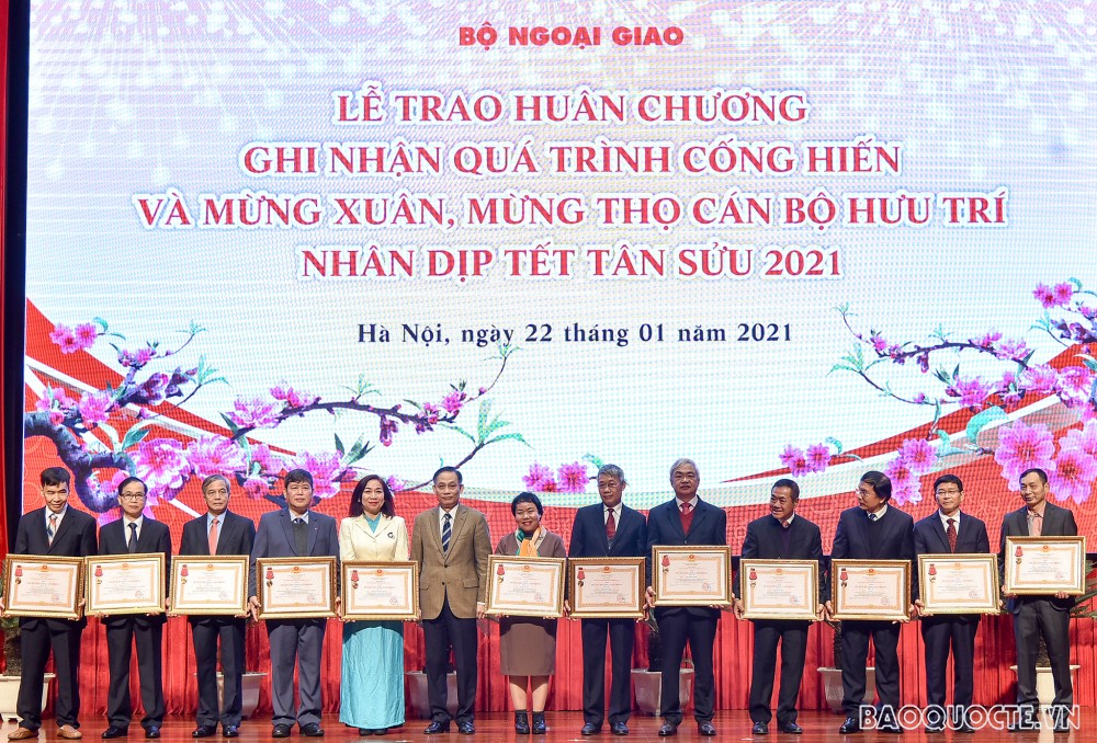 Phó Thủ tướng Phạm Bình Minh mừng thọ các cán bộ hưu trí Bộ Ngoại giao