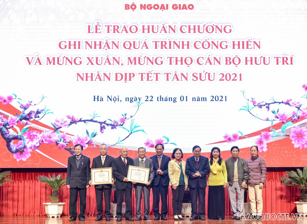 Phó Thủ tướng Phạm Bình Minh mừng thọ các cán bộ hưu trí Bộ Ngoại giao
