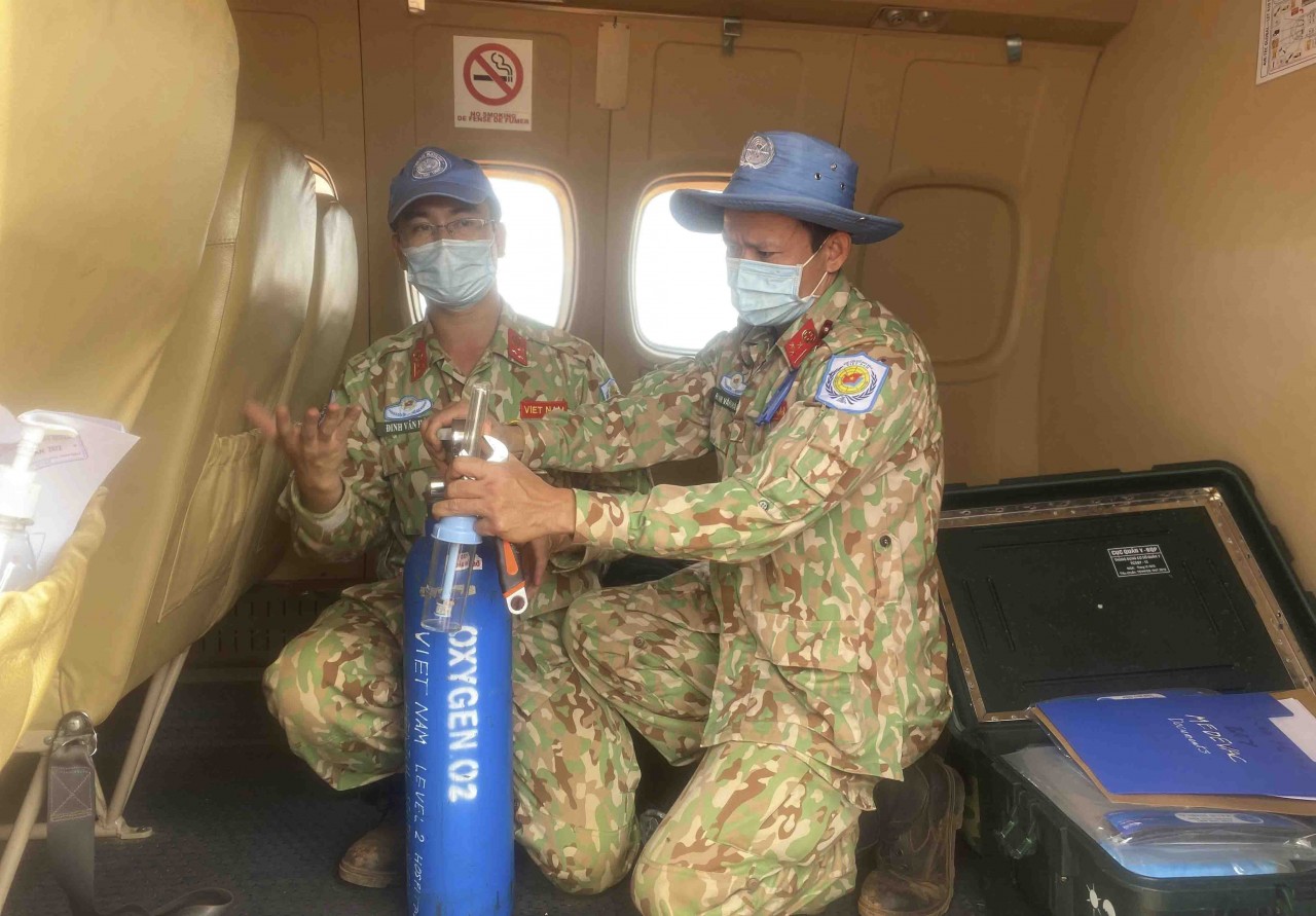 Bác sĩ ‘mũ nồi xanh’ Việt Nam và chuyến bay 600km cấp cứu kịp thời ca Covid-19 nặng
