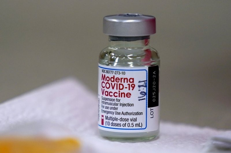 Mũi vắc xin Covid-19 thứ 3 của Moderna sẽ bằng nửa liều cơ bản. (Nguồn: Vietnamnet)