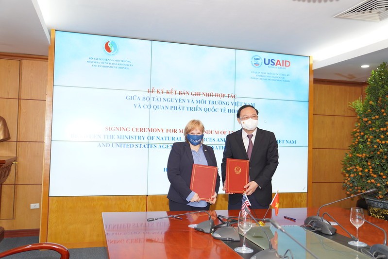 Giám đốc Phái đoàn USAID / Việt Nam Ann Marie Yastishock và Thứ trưởng Bộ Tài nguyên và Môi trường Lê Công Thành trao đổi Biên bản ghi nhớ đã ký.  Giám đốc USAID Việt Nam Ann Marie Yastishock và Thứ trưởng Bộ Tài nguyên và Môi trường Lê Công Thành trao đổ