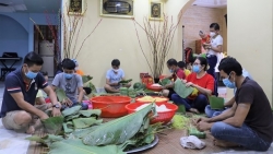 Bánh chưng xanh chứa chan tình đồng bào cho người Việt xa quê
