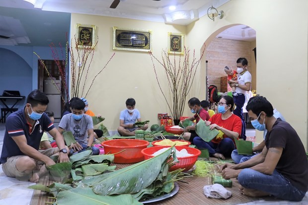 Đại diện một số hội đoàn của người Việt tại khu vực Klang tổ chức gói bánh chưng cho Tết cộng đồng và trao tặng các hoàn cảnh người Việt khó khăn. (Ảnh: Mạnh Tuân/TTXVN)