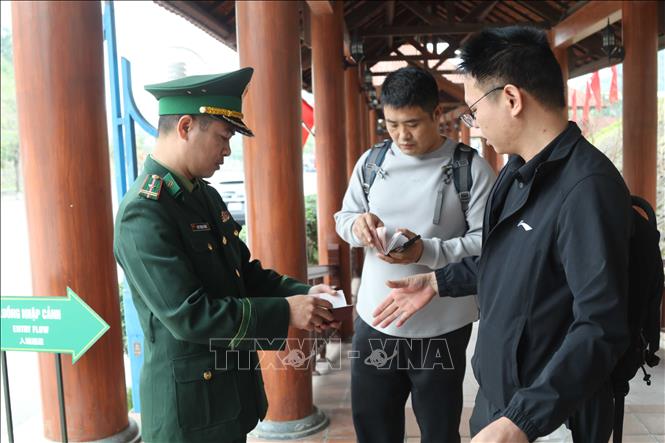 Cửa khẩu quốc tế Hữu Nghị sôi động xuất, nhập cảnh đầu năm Cửa khẩu quốc tế Hữu Nghị sôi động xuất, nhập cảnh đầu năm