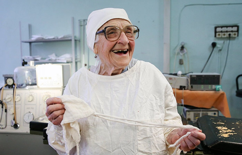 Bác sĩ phẫu thuật già nhất thế giới