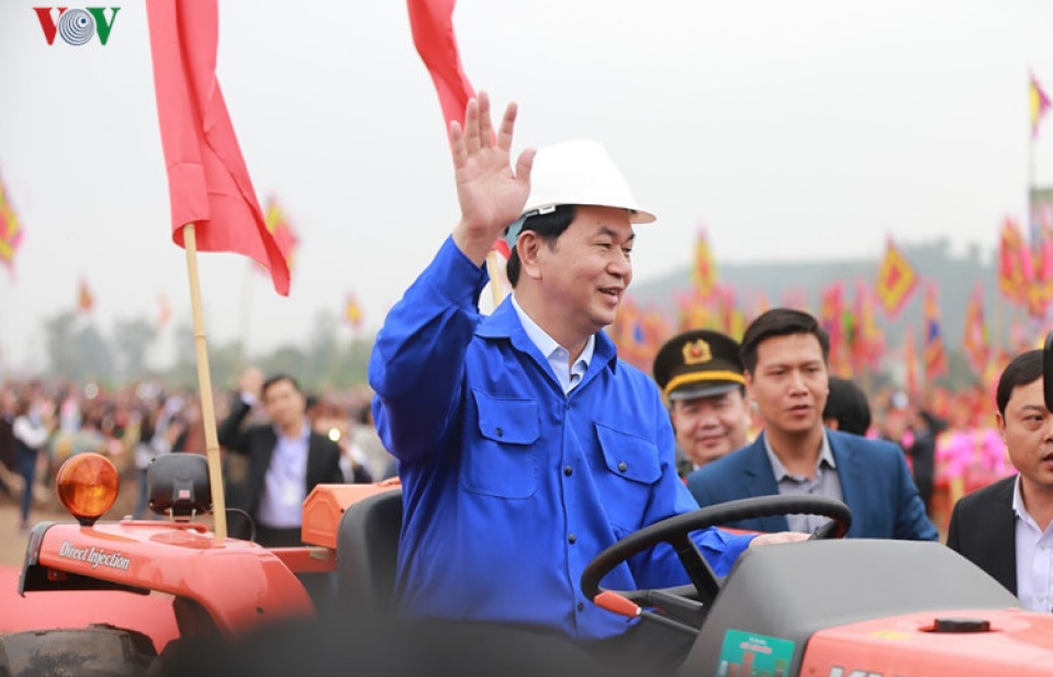 Chủ tịch nước Trần Đại Quang lái máy cày ở Lễ hội Tịch Điền