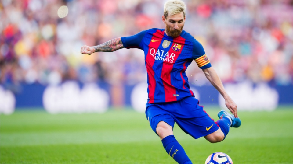 Cùng ngắm cú đá phạt “có 1 không 2” của Messi
